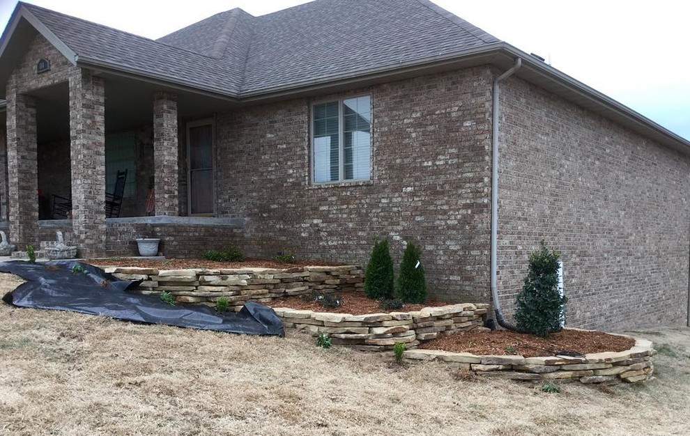 Mid-sized elegant home design photo