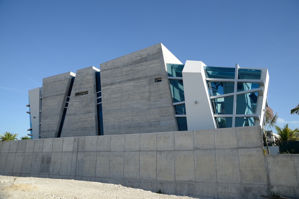 This is an example of a contemporary concrete exterior in Mexico City.