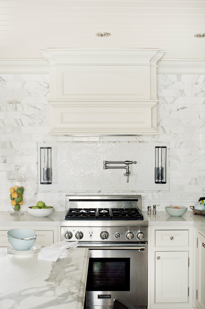 Inspiration for a timeless kitchen remodel in Toronto