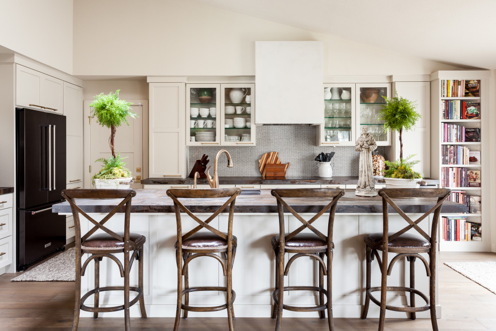 Kitchen - transitional kitchen idea in Sacramento