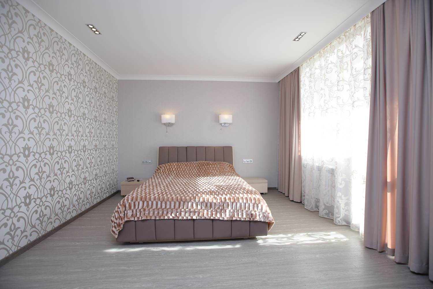 Спальня. Кровать с подъемным механизмом и откидным столиком