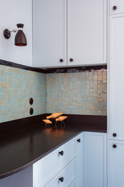 R&eacute;novation compl&egrave;te  d'un appartement hausmannien de 120m&sup2; mid-century-kueche