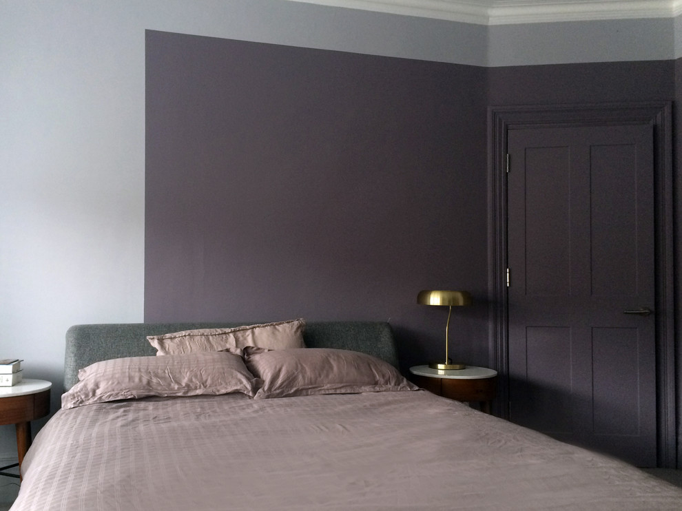 Пример оригинального дизайна: большая хозяйская спальня в современном стиле с фиолетовыми стенами, ковровым покрытием, стандартным камином, фасадом камина из дерева и серым полом