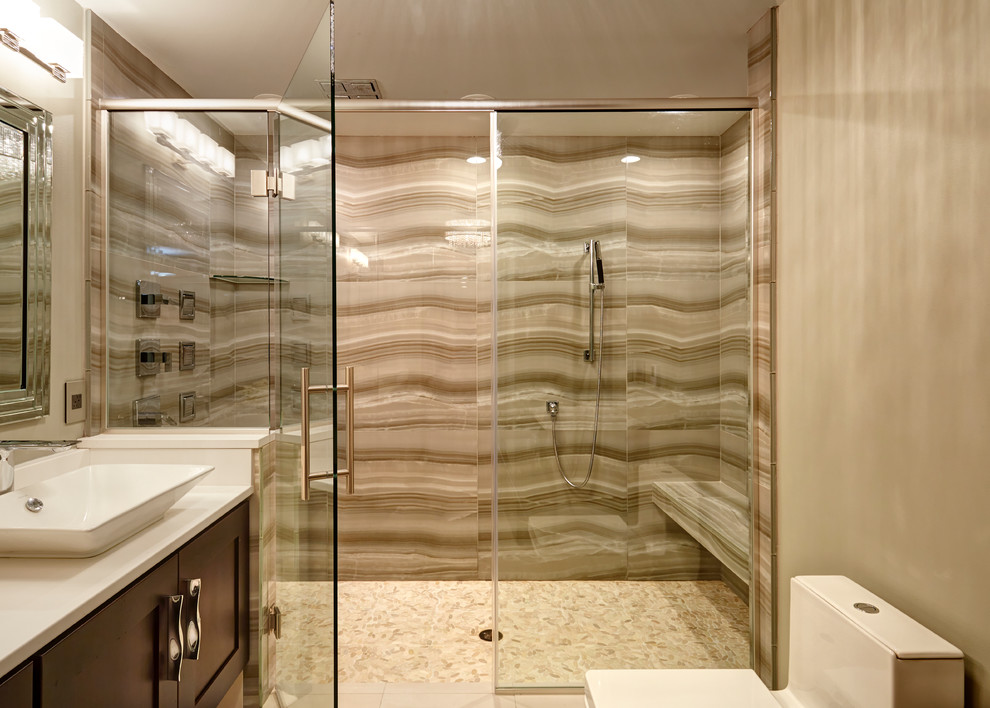 Идея дизайна: огромная ванная комната в современном стиле с плоскими фасадами, темными деревянными фасадами, двойным душем, унитазом-моноблоком, серой плиткой, керамогранитной плиткой, серыми стенами и полом из керамогранита