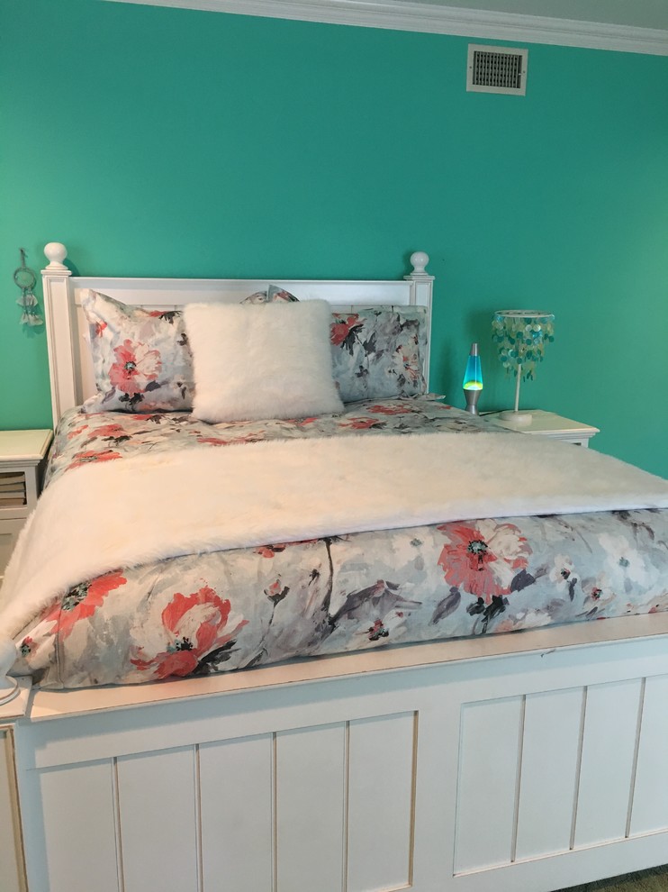 Photo of a mid-sized transitional guest bedroom in Orange County with blue walls.