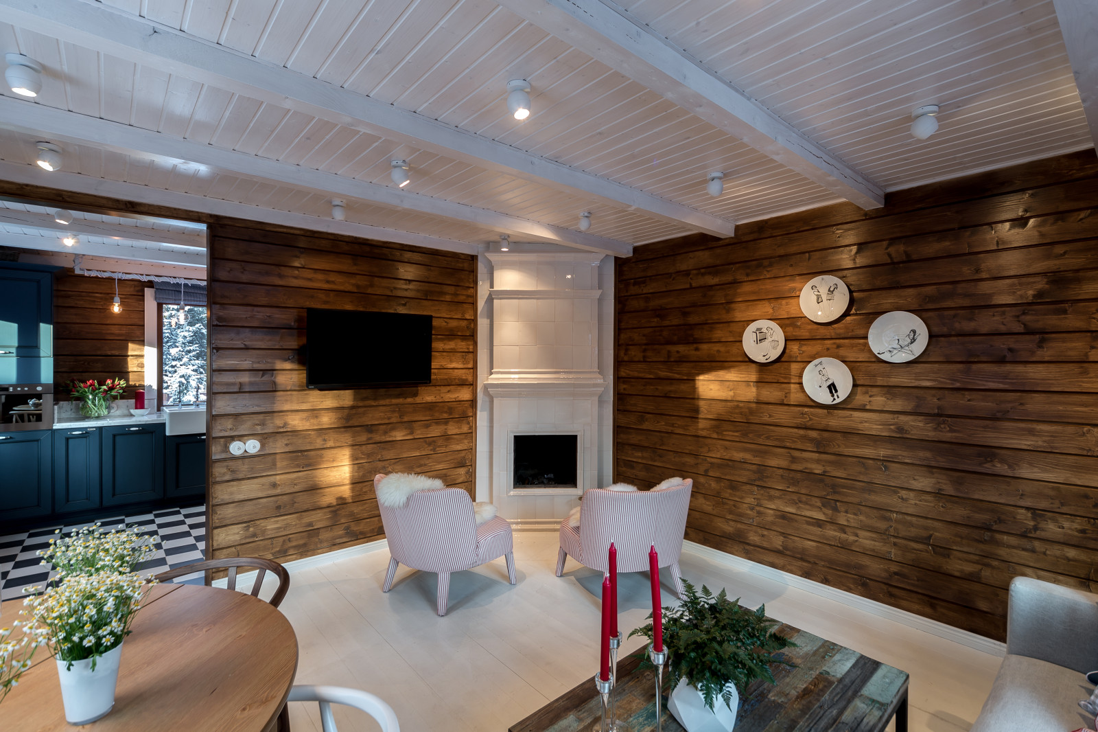 Дачный ответ: "Синяя кухня у белого камина"