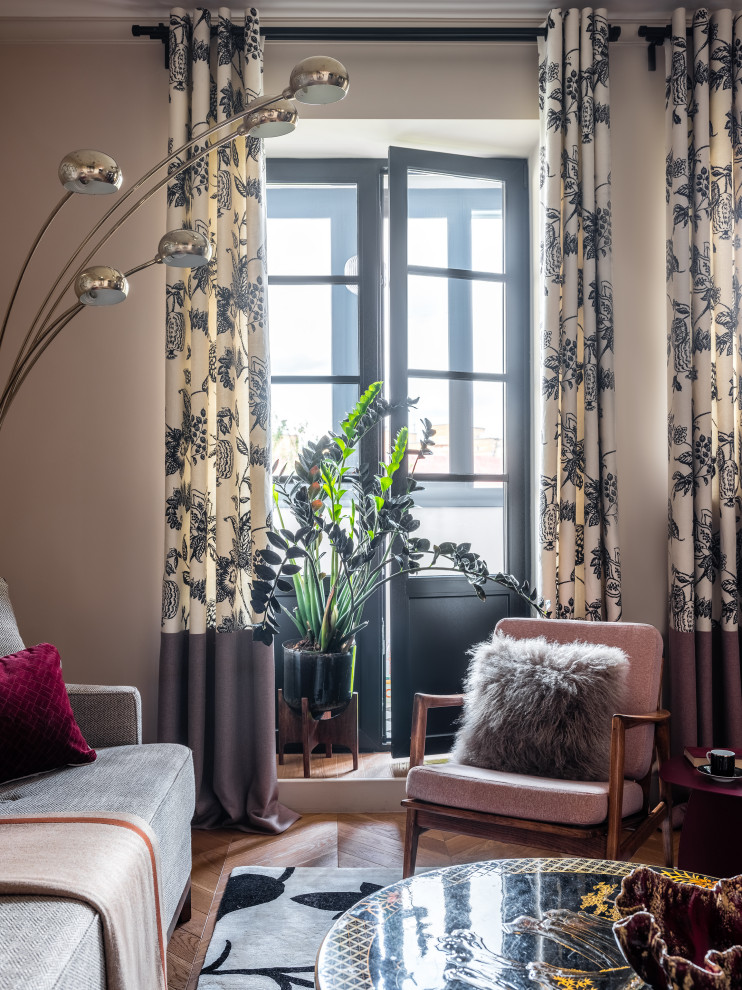 Идея дизайна: гостиная комната среднего размера в стиле неоклассика (современная классика) с розовыми стенами и паркетным полом среднего тона