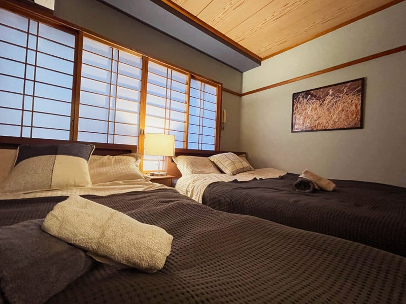 Design ideas for a midcentury bedroom in Tokyo.