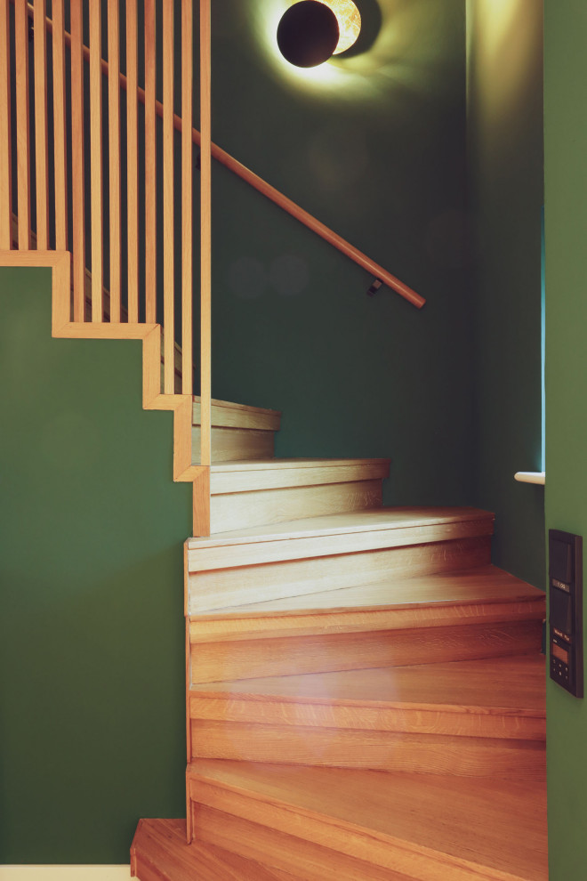 Gewendelte, Mittelgroße Moderne Treppe mit Holz-Setzstufen und Tapetenwänden in Düsseldorf