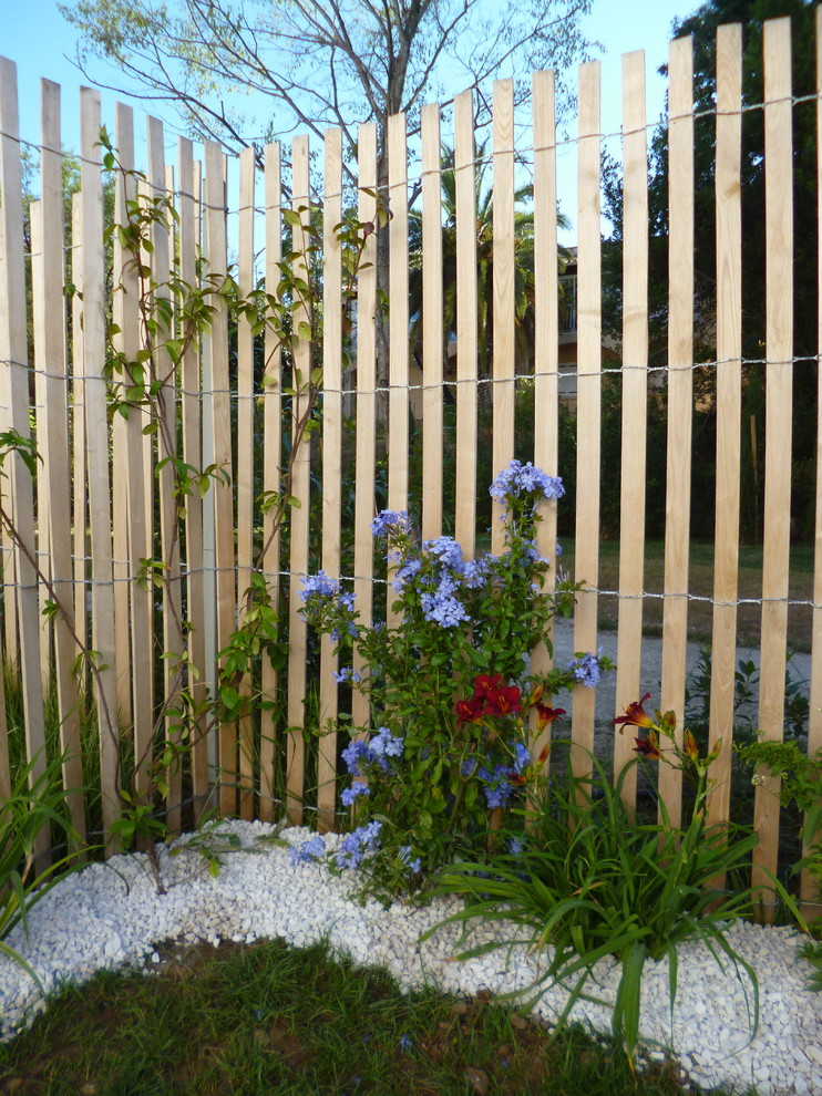 Design ideas for a mid-sized mediterranean front yard full sun garden for summer in Montpellier.