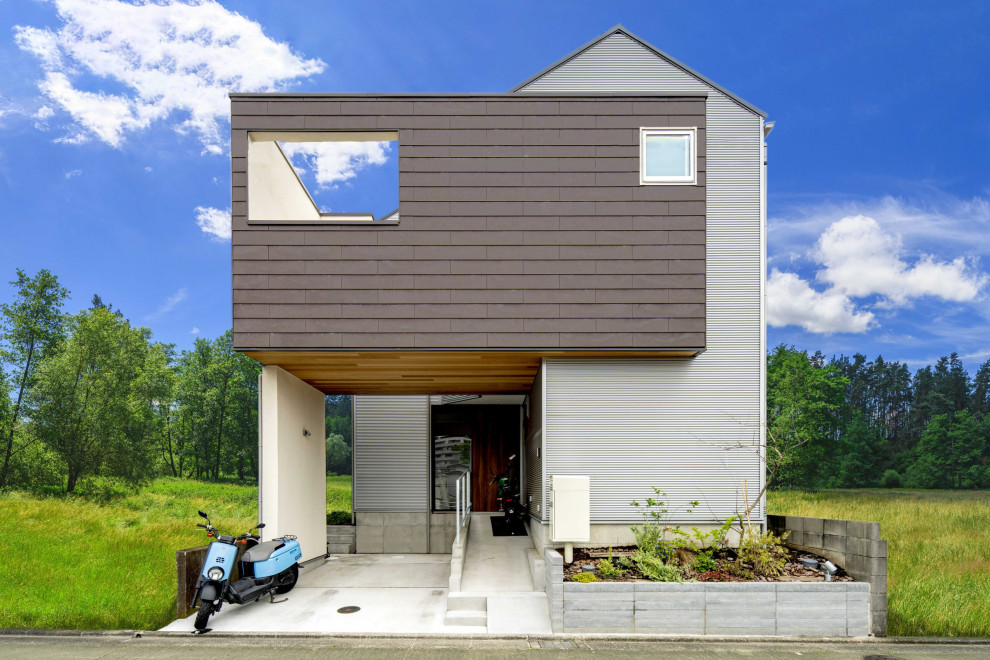 Пример оригинального дизайна: двухэтажный, коричневый частный загородный дом среднего размера в стиле модернизм