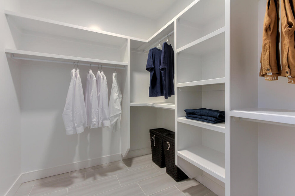 Modelo de armario vestidor unisex moderno pequeño con puertas de armario blancas, suelo de baldosas de cerámica y suelo beige