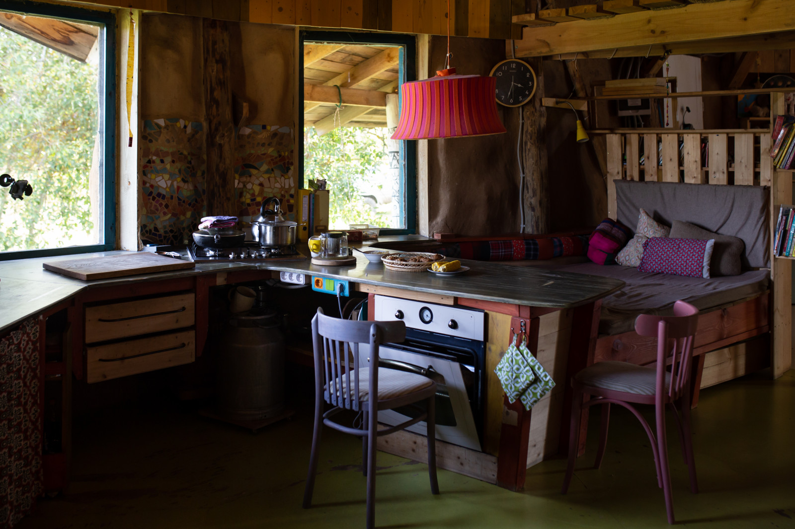 В гостях: Соломенный дом с русской печью