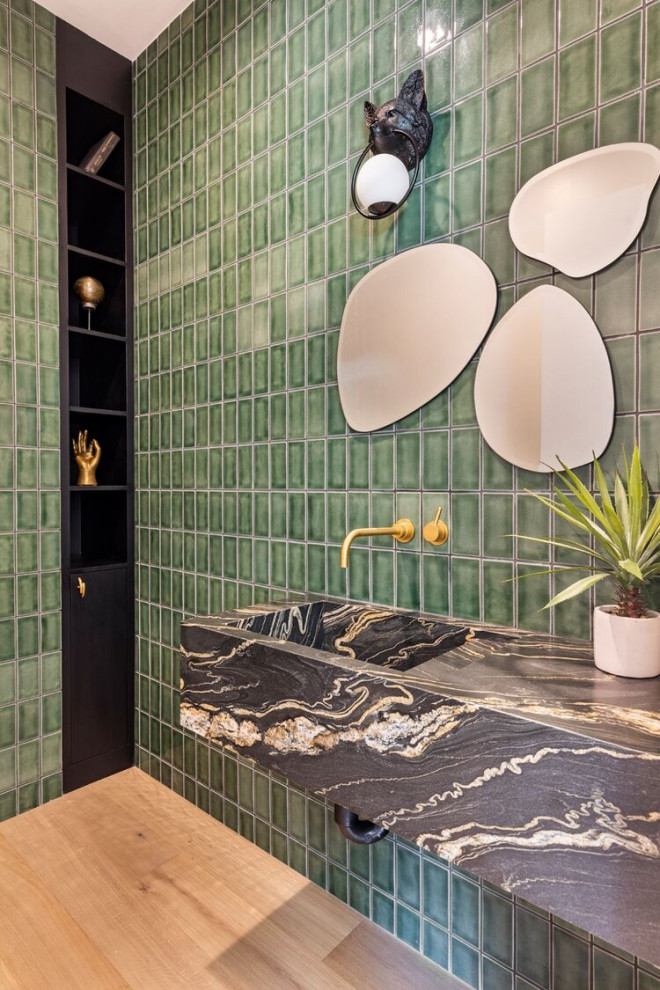 Idee per un bagno di servizio design di medie dimensioni con WC monopezzo, piastrelle verdi, piastrelle in ceramica, pareti verdi, parquet chiaro, lavabo integrato, pavimento beige e mobile bagno sospeso