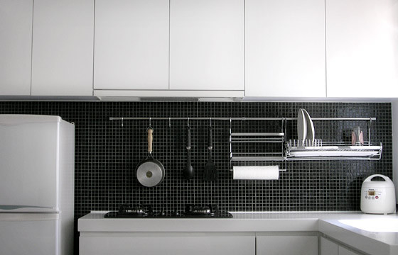 The Hanging Magic of Kitchen Wall Rail Organization