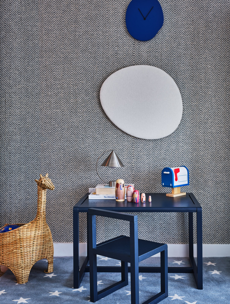Réalisation d'une chambre de garçon de 4 à 10 ans design de taille moyenne avec un bureau, un mur bleu, parquet foncé, un sol marron, un plafond en bois et du papier peint.