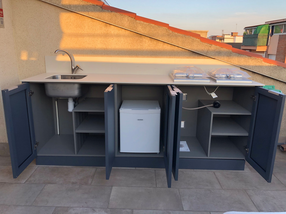 This is an example of a small contemporary rooftop and rooftop deck in Barcelona with an outdoor kitchen.
