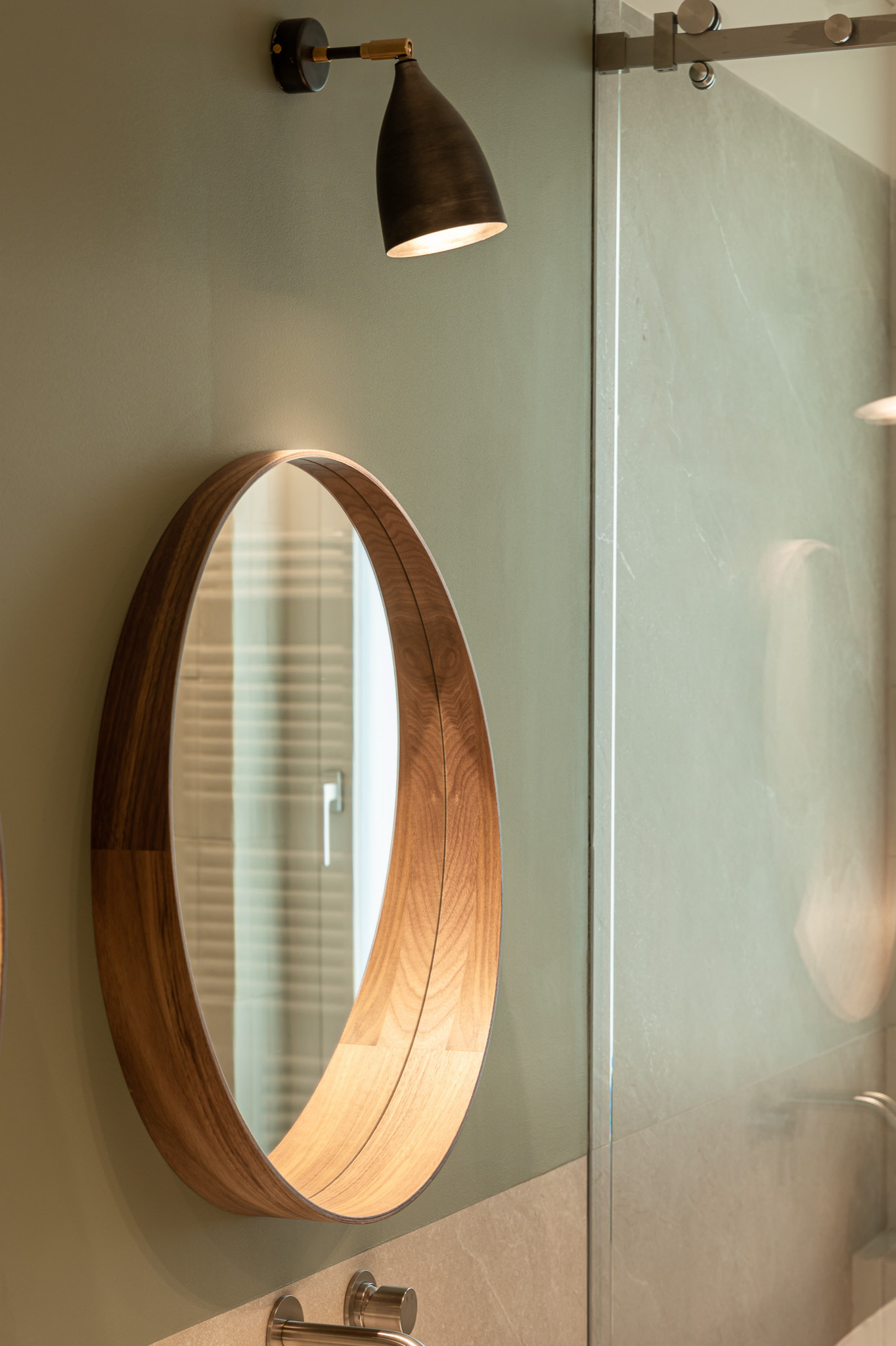 Bagno - dettaglio specchio e illuminazione