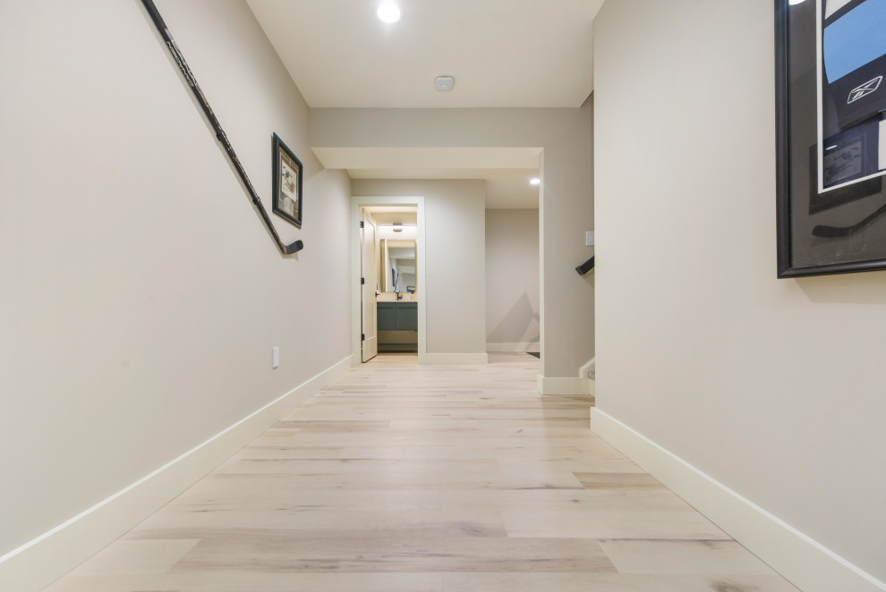 Idee per un grande ingresso o corridoio minimalista con pareti bianche, pavimento in vinile e pavimento beige
