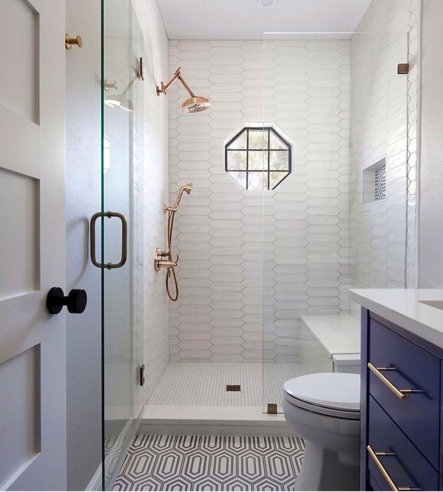 Стильный дизайн: ванная комната среднего размера в современном стиле с плоскими фасадами, синими фасадами, душем в нише, раздельным унитазом, белой плиткой, керамической плиткой, белыми стенами, полом из цементной плитки, душевой кабиной, врезной раковиной, столешницей из искусственного кварца, черным полом, душем с распашными дверями, белой столешницей, нишей, тумбой под одну раковину и встроенной тумбой - последний тренд
