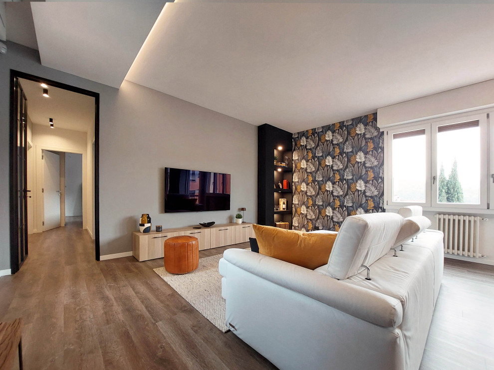 Idee per un soggiorno contemporaneo con TV a parete, soffitto ribassato, carta da parati e con abbinamento di mobili antichi e moderni