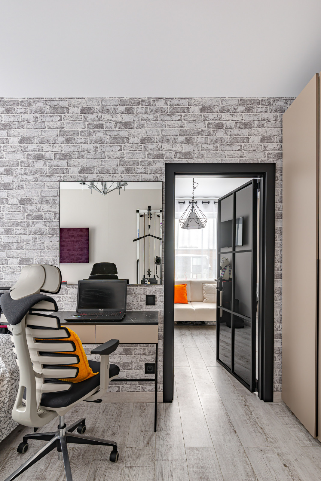 Спальня в современном стиле в ЖК САМПО, вид в гостиную