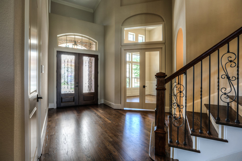 Example of a transitional entryway design in Houston
