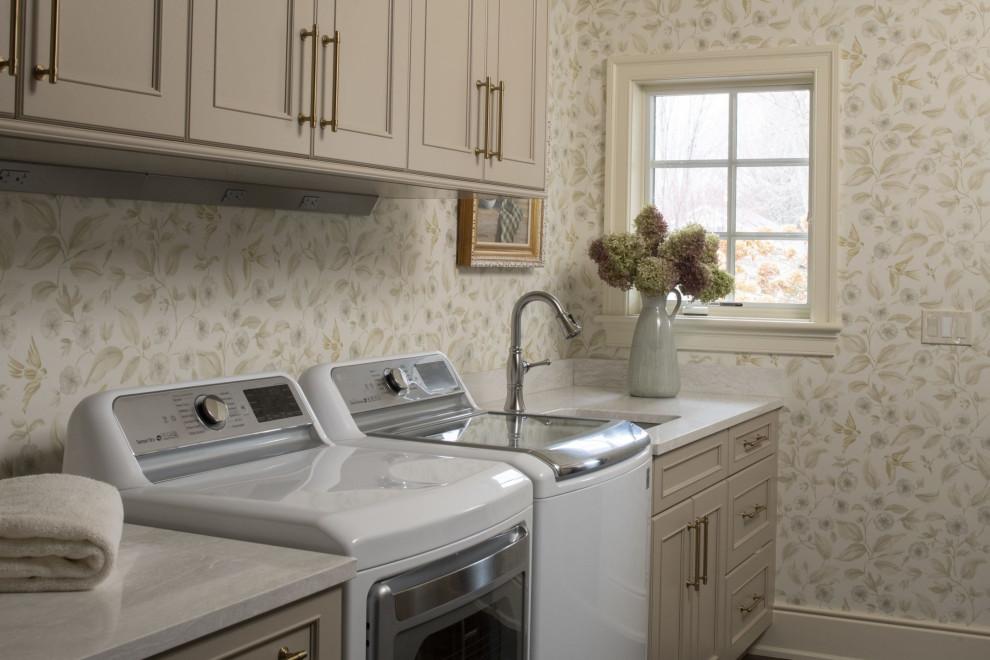 Esempio di una lavanderia tradizionale di medie dimensioni con lavello a vasca singola, ante in stile shaker, ante beige, top in quarzo composito, pareti multicolore, parquet scuro, lavatrice e asciugatrice affiancate, pavimento marrone e top bianco