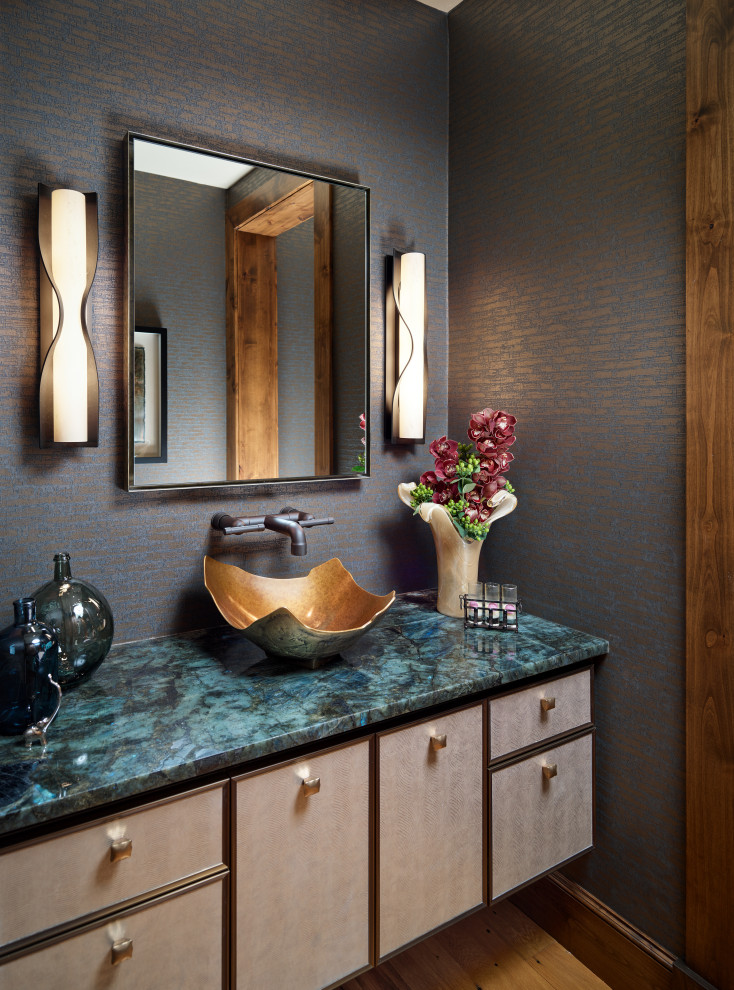 Mittelgroße Urige Gästetoilette mit flächenbündigen Schrankfronten, beigen Schränken, braunem Holzboden, Aufsatzwaschbecken, Kupfer-Waschbecken/Waschtisch, blauer Waschtischplatte und schwebendem Waschtisch in Denver