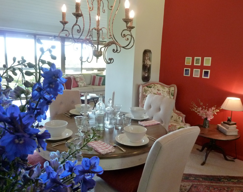 This is an example of a country dining room in Melbourne.