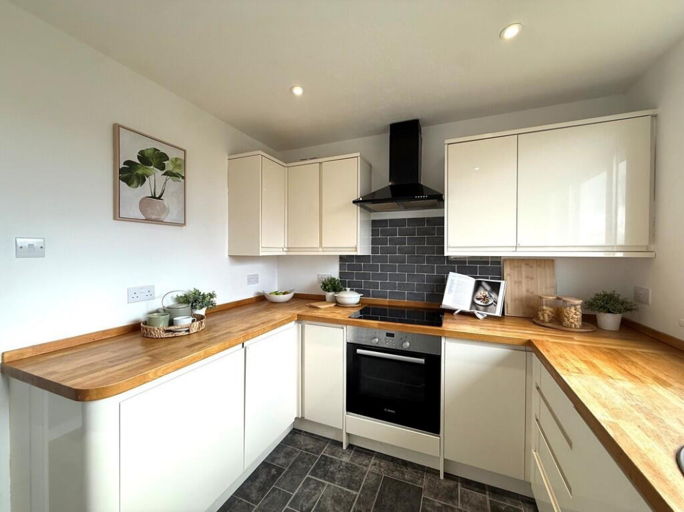 4 Woodleigh Close - Stage To Sell