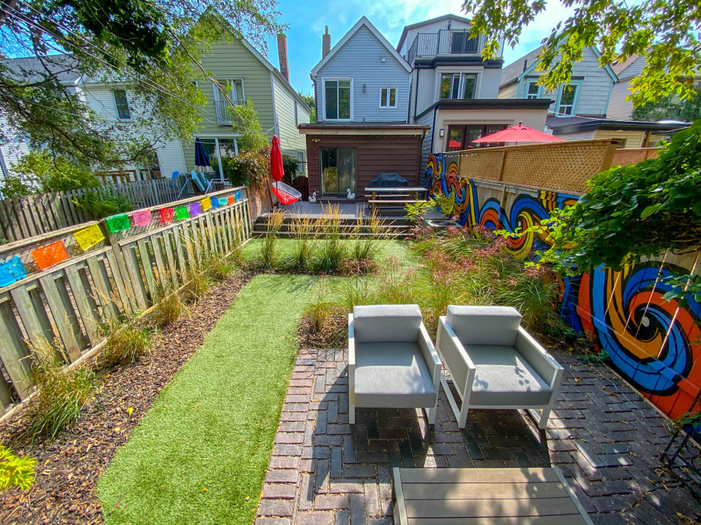 Inspiration for a backyard landscaping in Toronto.