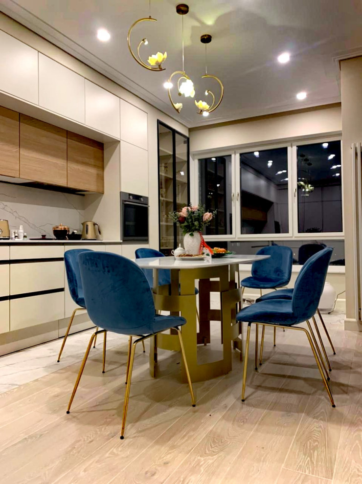 Обеденный стол