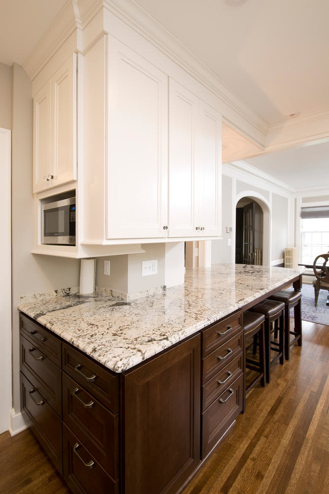 Inspiration for a transitional home design remodel in Minneapolis