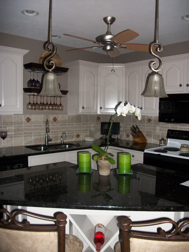 Kitchen - kitchen idea in Cleveland