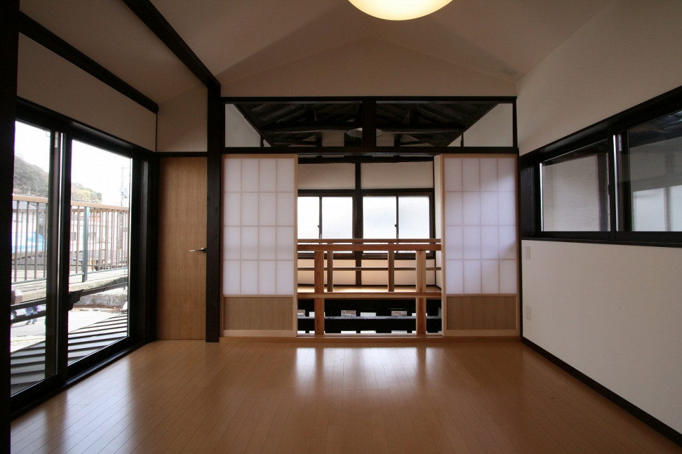 Imagen de dormitorio infantil abovedado y blanco de estilo zen pequeño con escritorio, paredes blancas, suelo de madera clara, suelo beige y papel pintado