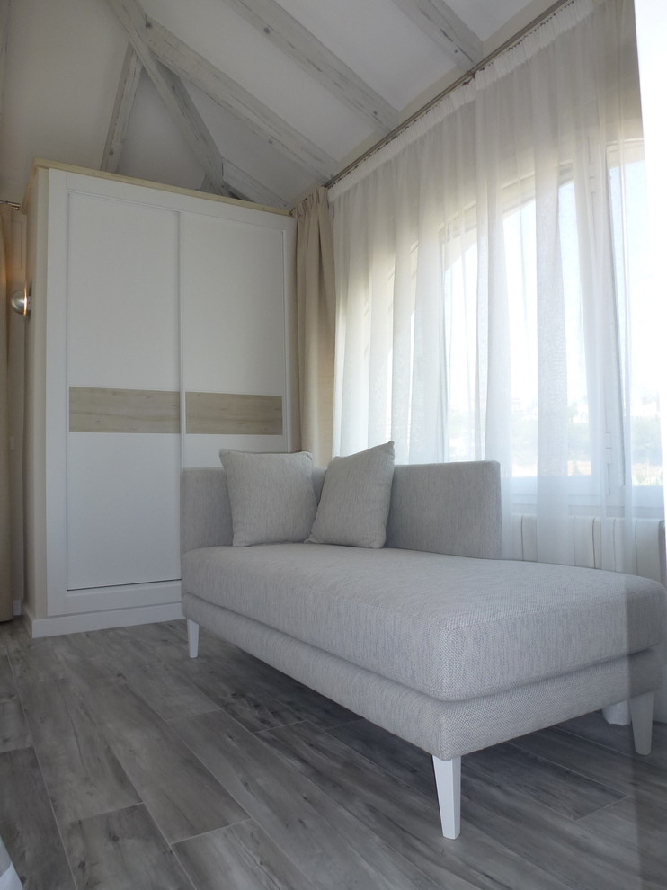 Imagen de dormitorio principal romántico grande con paredes grises, suelo de baldosas de cerámica y suelo gris