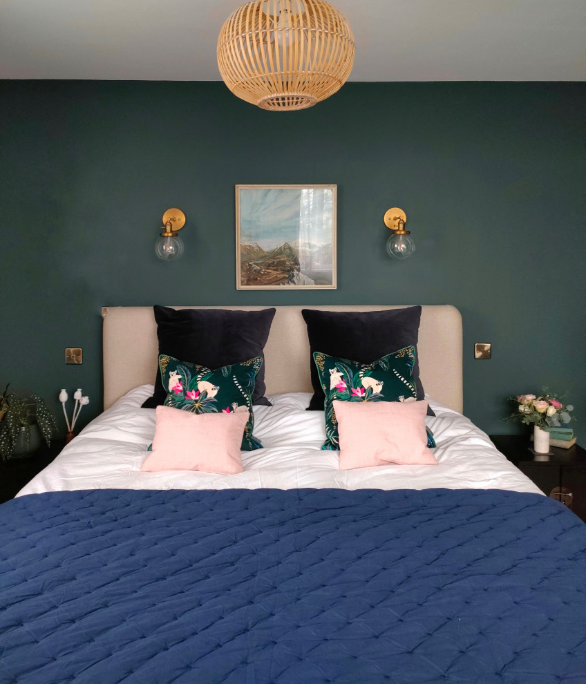 На фото: спальня среднего размера в стиле модернизм с зелеными стенами, ковровым покрытием и белым полом