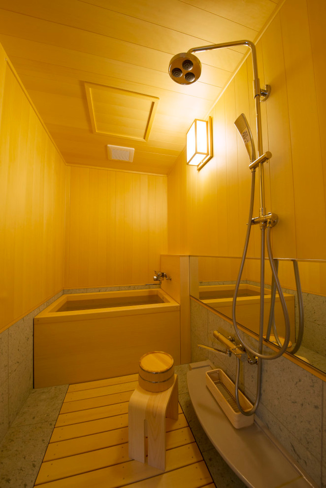 Réalisation d'une salle de bain asiatique en bois avec un bain japonais, un espace douche bain, un mur beige et un plafond en bois.