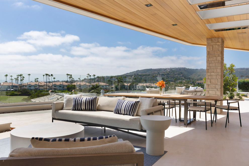 Example of a transitional home design design in Orange County