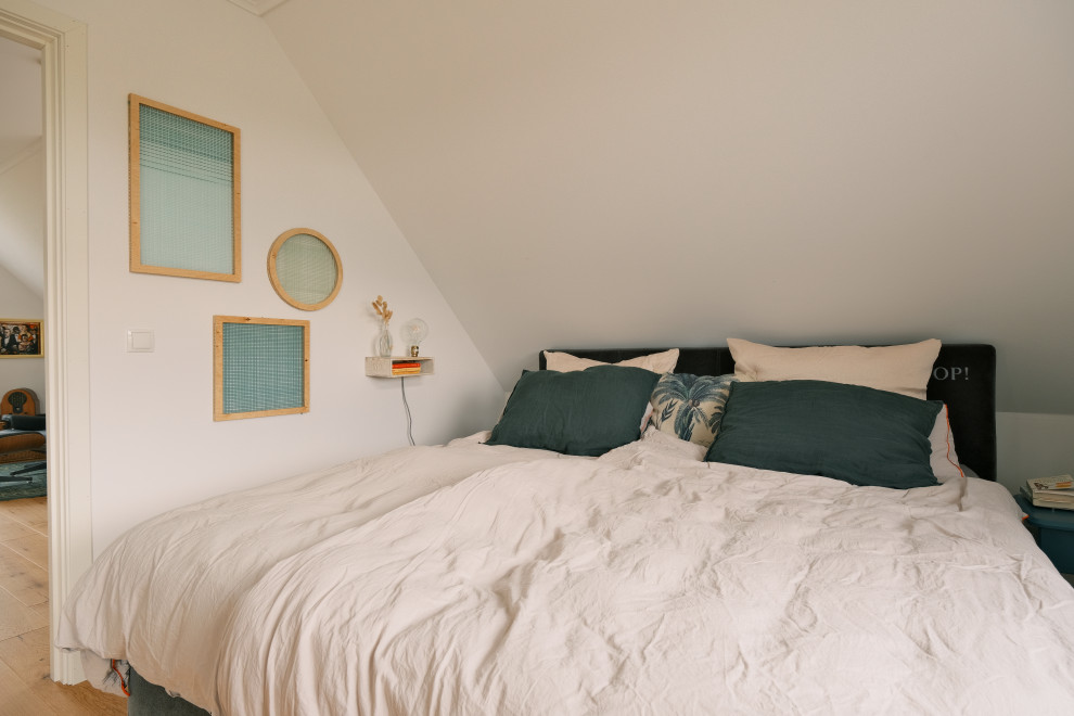 Exemple d'une chambre parentale scandinave de taille moyenne avec un mur blanc, sol en stratifié, un sol marron, un plafond en papier peint et du papier peint.