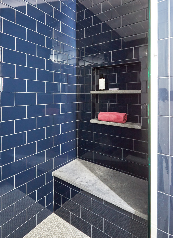 На фото: детская ванная комната среднего размера с фасадами с утопленной филенкой, белыми фасадами, открытым душем, раздельным унитазом, синей плиткой, керамической плиткой, серыми стенами, полом из керамогранита, врезной раковиной, столешницей из искусственного кварца, серым полом, душем с распашными дверями, серой столешницей, нишей, тумбой под одну раковину и встроенной тумбой