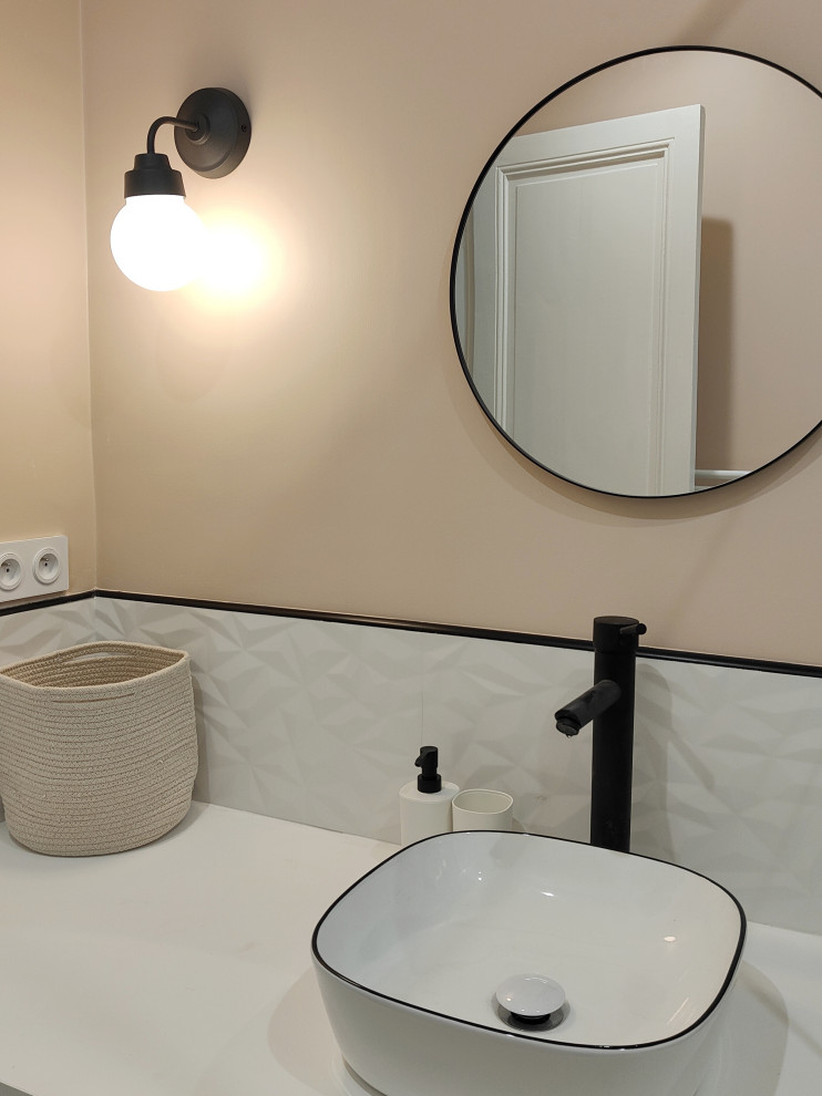 Idée de décoration pour une petite salle de bain principale et beige et blanche design avec des portes de placard blanches, une douche à l'italienne, WC séparés, un carrelage blanc, des carreaux de céramique, un mur beige, un sol en carrelage de céramique, un lavabo posé, un plan de toilette en stratifié, un sol blanc, un plan de toilette blanc, du carrelage bicolore, meuble simple vasque et meuble-lavabo sur pied.