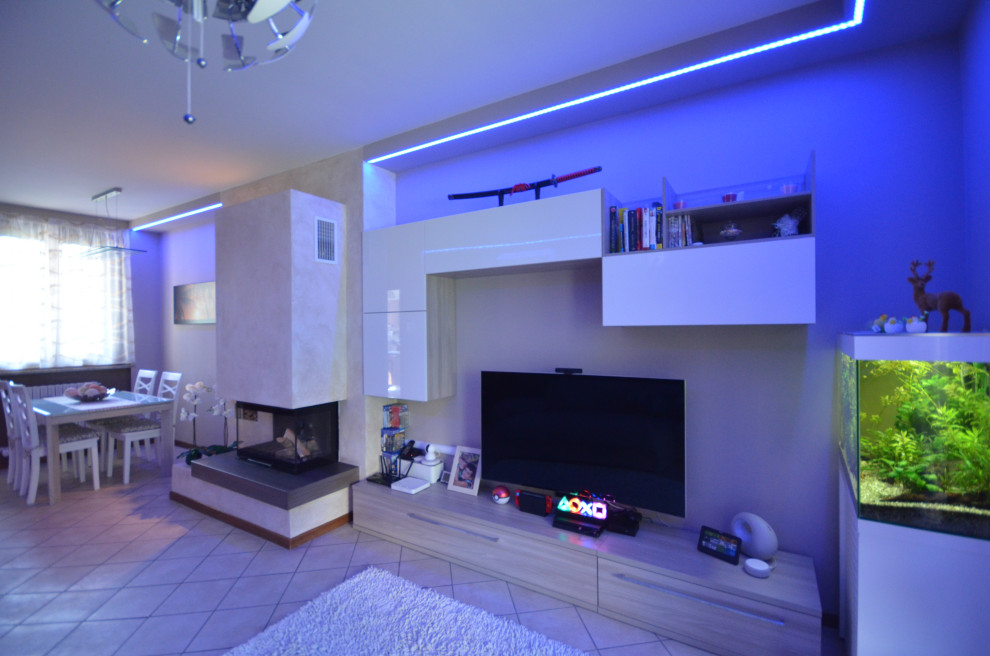 Idee per un piccolo soggiorno boho chic con pareti beige, pavimento in gres porcellanato, TV a parete e pavimento beige