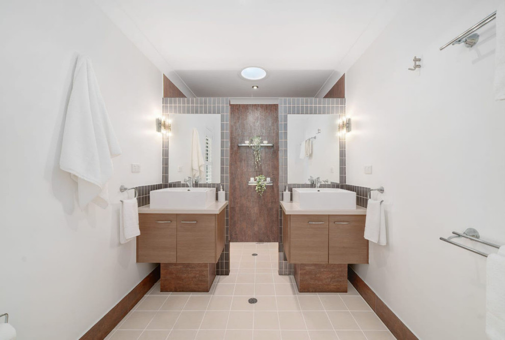 Photo of a contemporary bathroom in Brisbane.