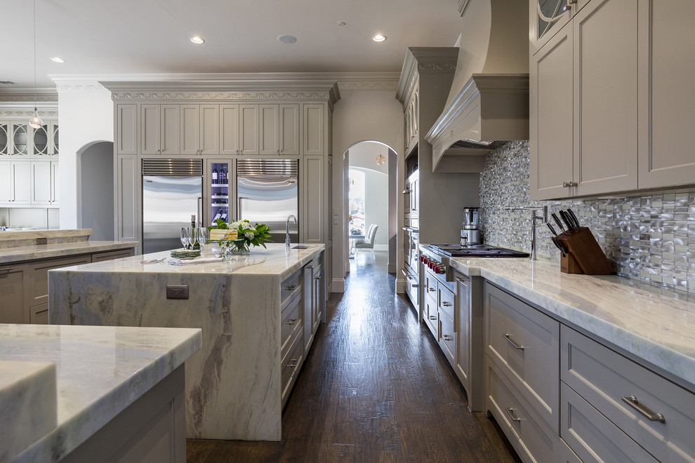Kitchen - transitional kitchen idea in Dallas