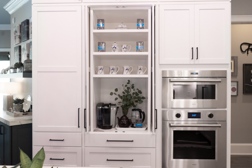 Exempel på ett stort modernt flerfärgad flerfärgat kök, med en rustik diskho, skåp i shakerstil, vita skåp, bänkskiva i koppar, vitt stänkskydd, stänkskydd i keramik, integrerade vitvaror, mörkt trägolv, en köksö och brunt golv