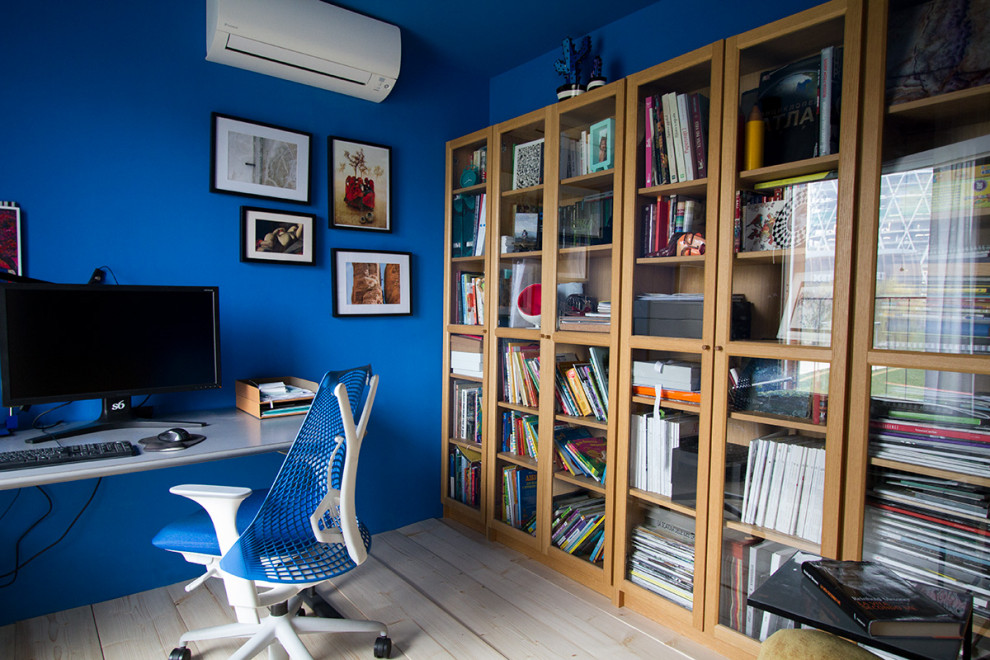 ミラノにあるお手頃価格のコンテンポラリースタイルのおしゃれなホームオフィス・書斎の写真