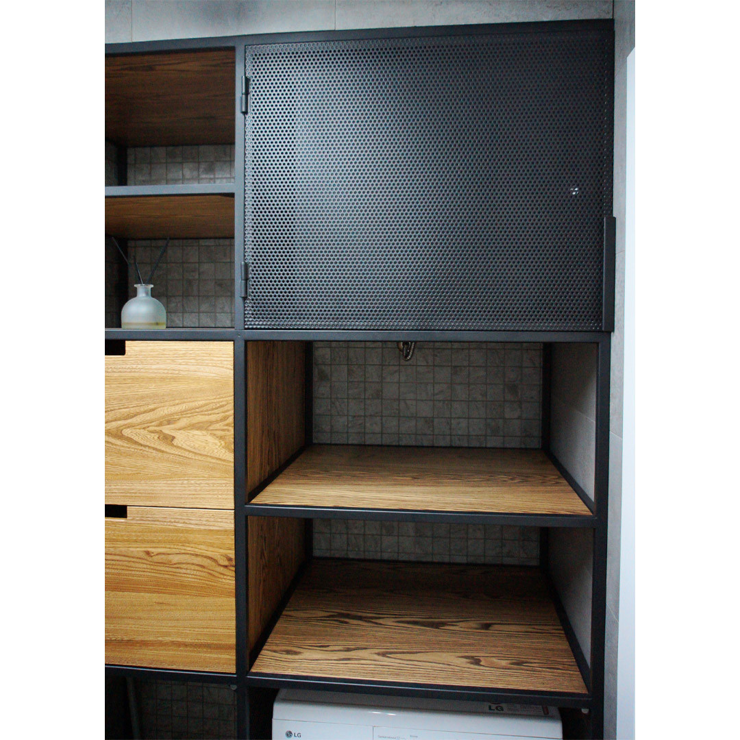 Встроенный шкаф с перфорированными дверцами