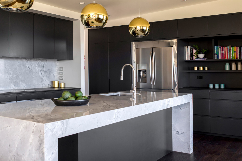 Photo of a mid-sized contemporary l-shaped eat-in kitchen in Napier-Hastings with a double-bowl sink, flat-panel cabinets, grey cabinets, quartzite benchtops, grey splashback, marble splashback, stainless steel appliances, dark hardwood floors, with island, brown floor and grey benchtop.